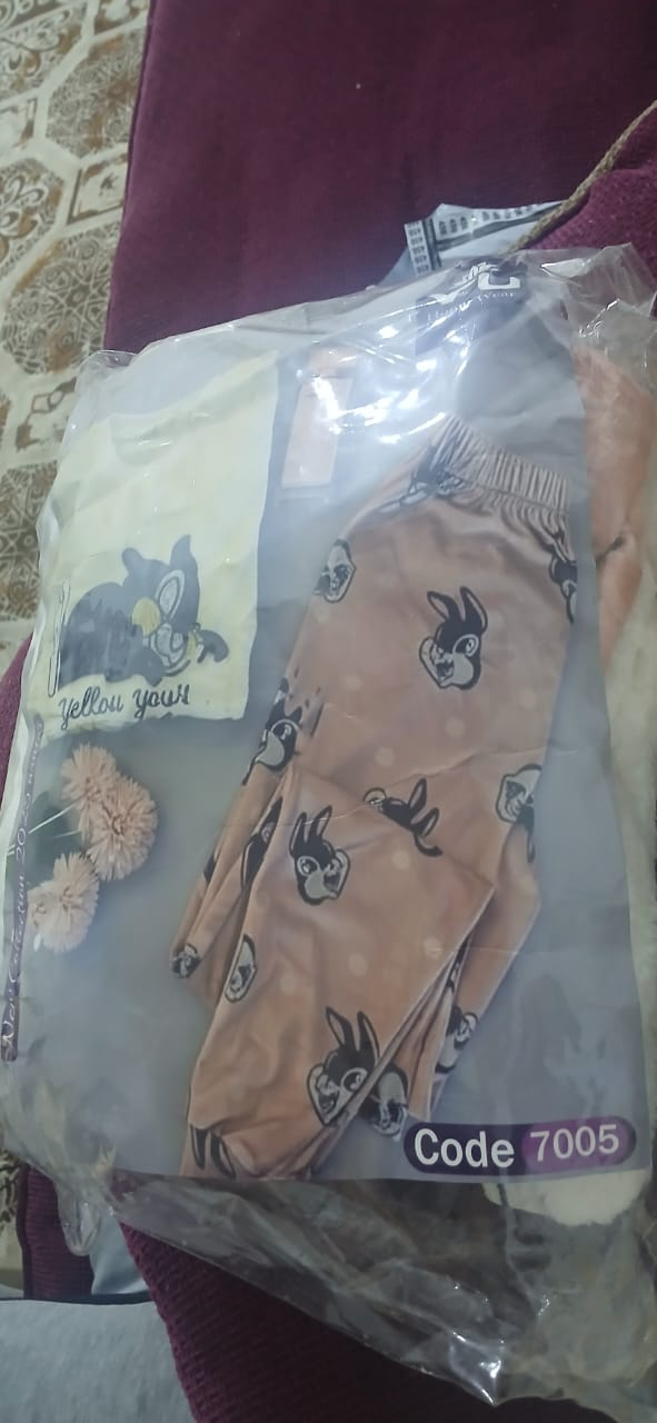 بيجامة نسائية قطعتين شتوية من القطيفة الناعمة – بنطلون قطيفة وتيشرت بولار دافئ – تصميم مريح وأنيق – فري سايز يناسب من 55 حتى 85 كجم