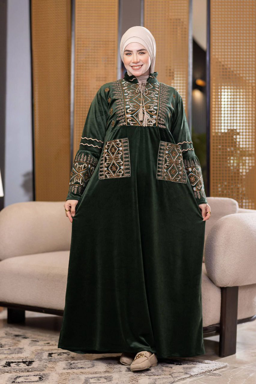 عباية حريمي قطيفة استقبال وخروج فاخرة مطرزة بخيوط حرير × أوكسيد – تصميم أنيق وناعم بخامة هايدي عالية الجودة – مقاسات فري سايز حتى 120 كجم