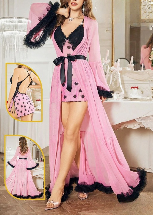 قميص نوم نسائي قصير بتصميم قلوب وتفاصيل دانتيل ناعمة مع روب طويل من التل وشريطة ستان على الخصر – طقم لانجيري فخم وأنيق – وان سايز يناسب جميع المقاسات